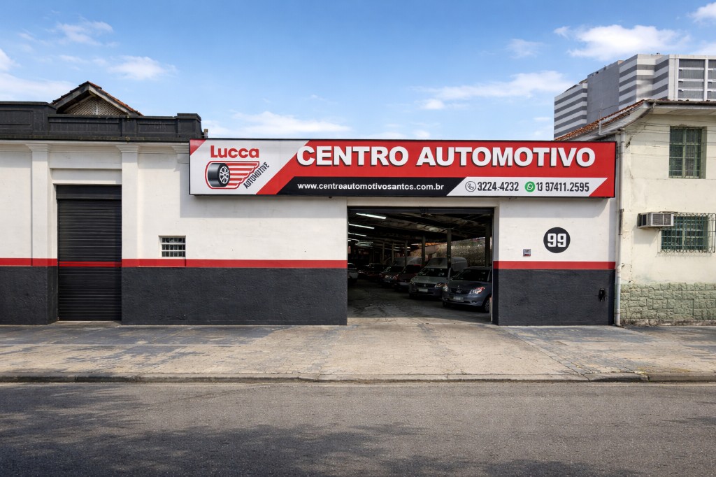 Entrada do centro de serviços automotivos na Vila Matias, Santos